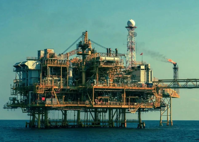 Petróleo sube 2% ante disminución de los temores sobre el sector bancario