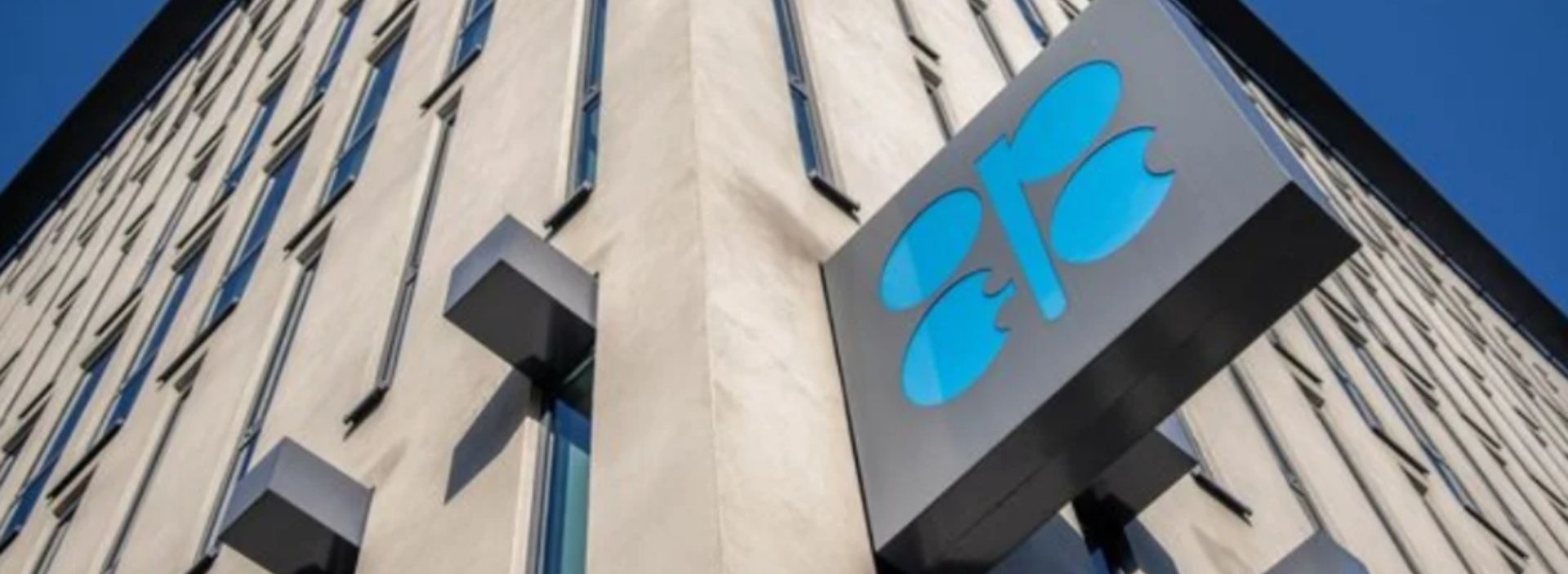 Producción Opep aumenta en diciembre antes de nuevos recortes y salida de Angola