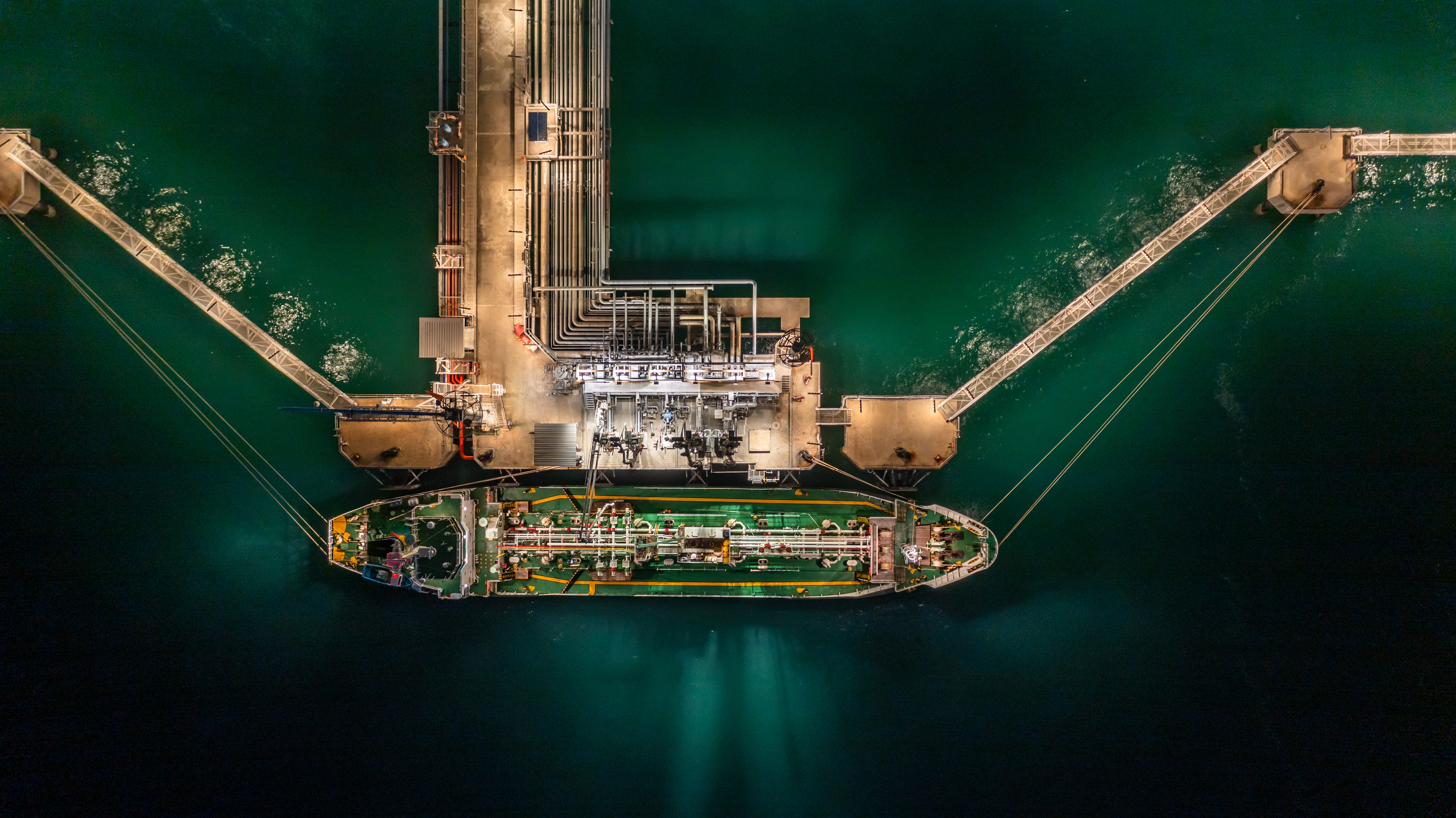 OPEP+ congela la producción de petróleo en octubre mientras la guerra complica las exportaciones