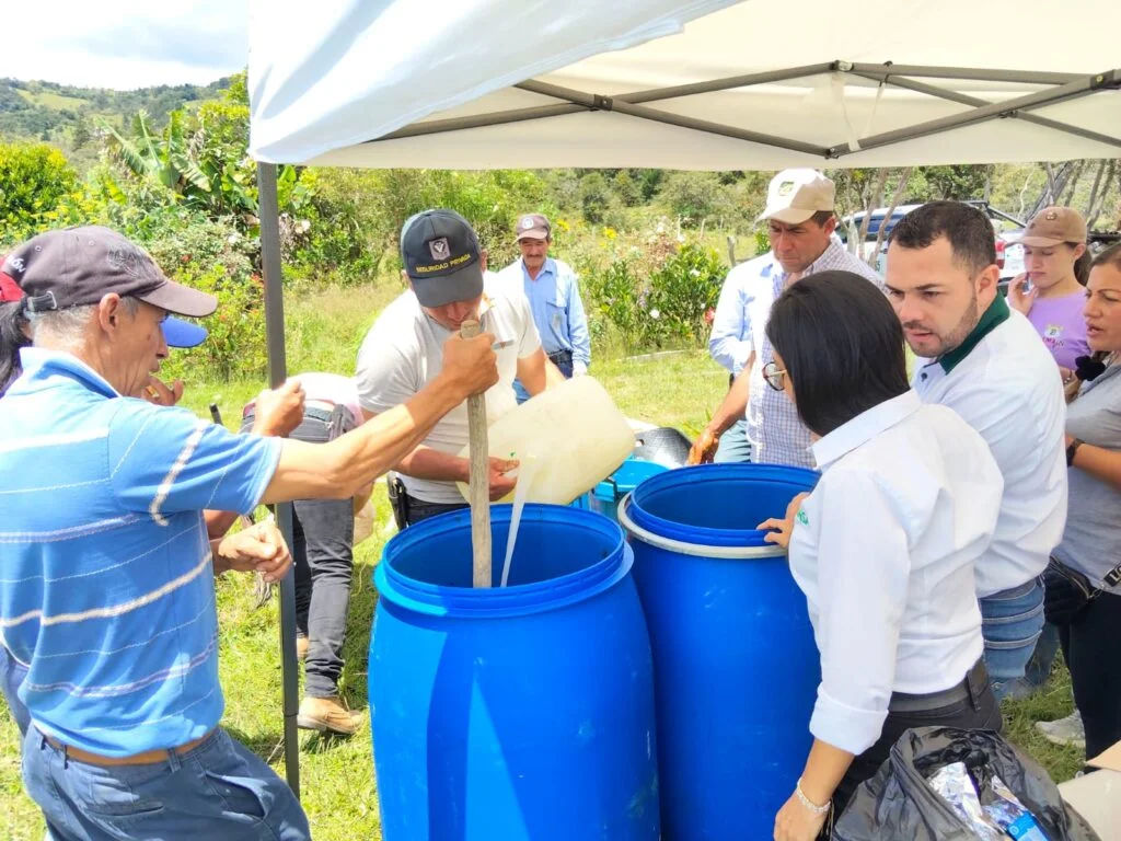 Biofábricas comunitarias impulsan el emprendimiento rural y la autonomía económica