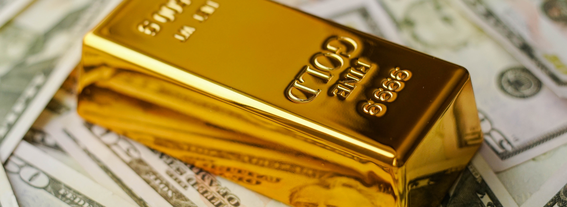 El oro amplía sus ganancias por la caída del petróleo y podría cerrar la semana al alza 