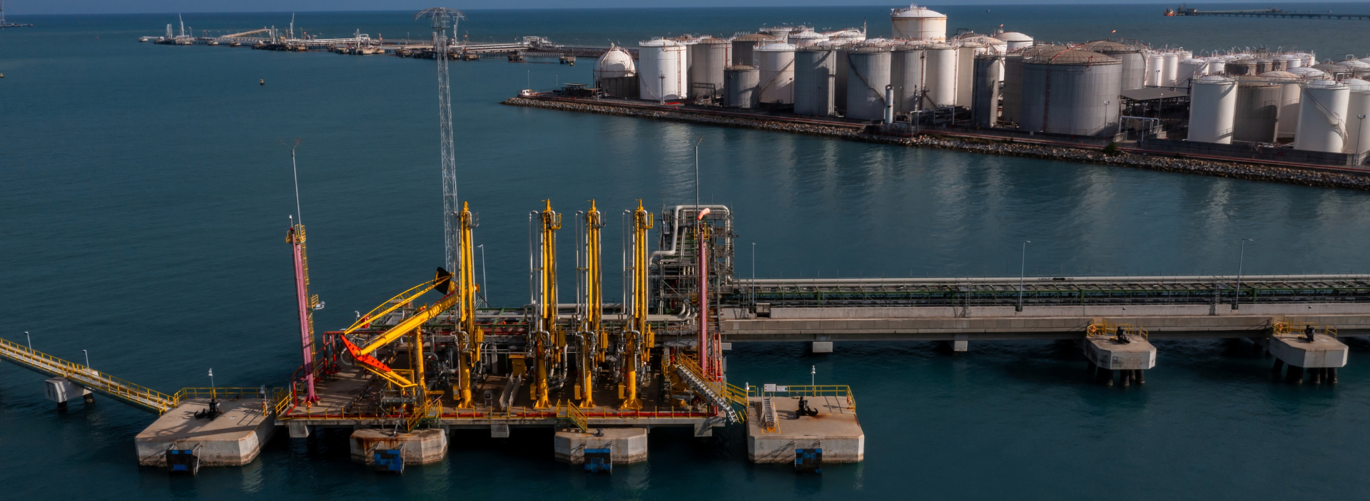 Brent sube más de 4% por punto muerto en negociaciones de paz entre EE.UU. e Irán