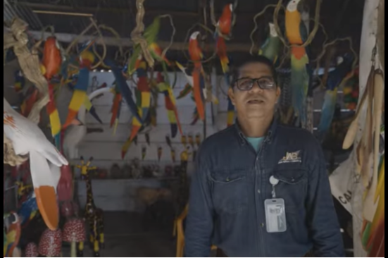 El conductor de San Antero que le da vida a coloridas figuras de madera