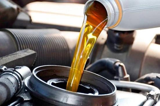 Petróleo y productos refinados en 2025: una guía para comerciantes de materias primas