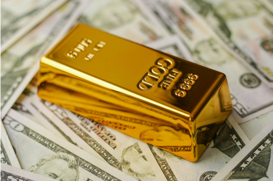 El oro amplía sus ganancias por la caída del petróleo y podría cerrar la semana al alza 